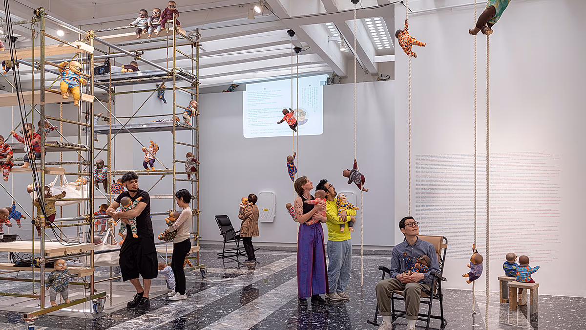Babypuppen, Walgesänge und Schwimmen im Urin: Die Länderpavillons der Biennale von Venedig, die man gesehen haben muss