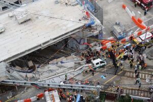 Beim Einsturz einer südkoreanischen Überführung sind in Seoul drei Menschen ums Leben gekommen. Die südkoreanischen Behörden haben eine Untersuchung eingeleitet, nachdem am 26. Mai in Seoul ein Teil einer jahrzehntealten Überführung eingestürzt war. Bei dem Unfall kamen drei Menschen ums Leben und der Bahnverkehr in der Nähe des Hauptbahnhofs der Hauptstadt kam zum Erliegen. 26.05.2026