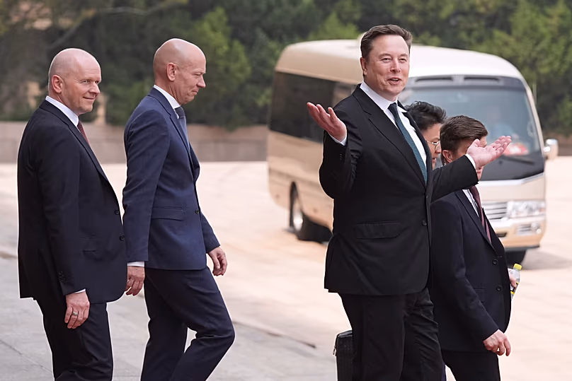 Elon Musk reist nach einer Begrüßungszeremonie mit US-Präsident Donald Trump und Chinas Präsident Xi Jinping in der Großen Halle des Volkes in Peking ab, 14. Mai 2026
