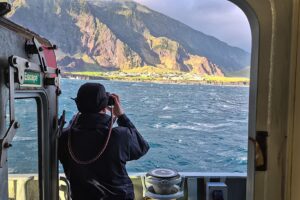Das Patrouillenschiff der Royal Navy kommt vor einer abgelegenen Atlantikinsel an, um Fallschirmjäger der Armee abzulösen
