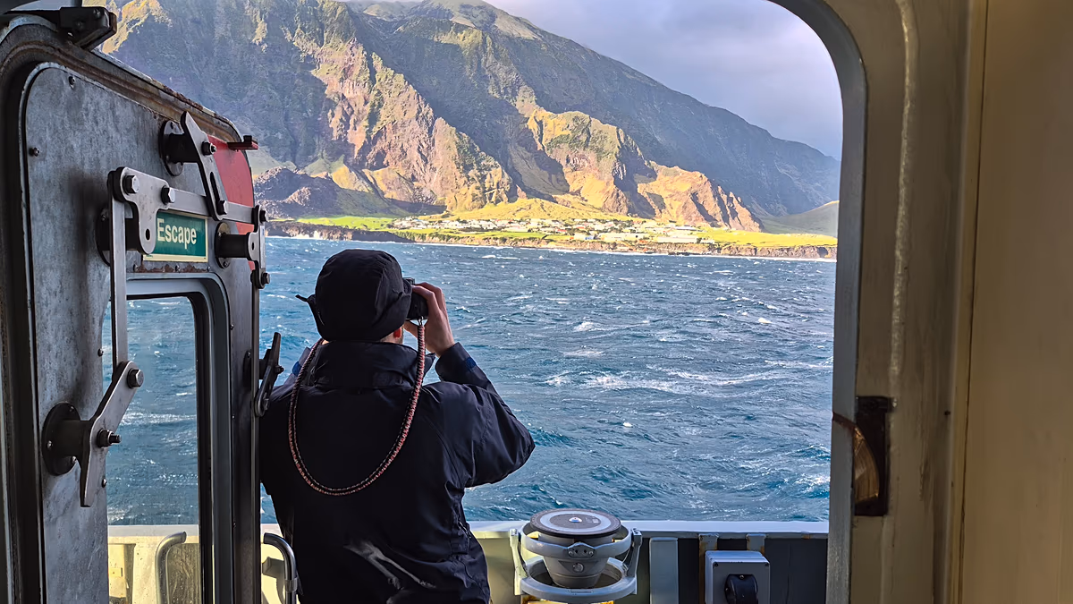 Das Patrouillenschiff der Royal Navy kommt vor einer abgelegenen Atlantikinsel an, um Fallschirmjäger der Armee abzulösen