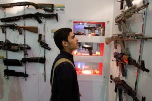 Das iranische Fernsehen bringt den Zuschauern das Schießen bei, während das IRGC die Rekrutierung von Kindern verstärkt