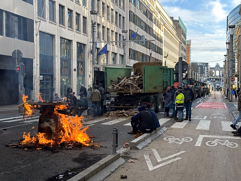 Belgische Bauern blockieren Straßen in Brüssel, um gegen das Freihandelsabkommen zwischen der EU und dem Mercosur zu protestieren. 18. Dezember 2026. Brüssel, Belgien.