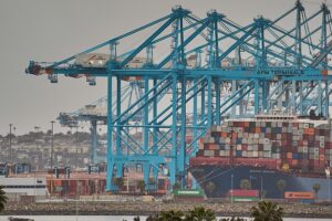 Der Gewinn von Maersk geht stark zurück, da das Unternehmen trotz der Ungewissheit über Hormuz an seiner Prognose festhält