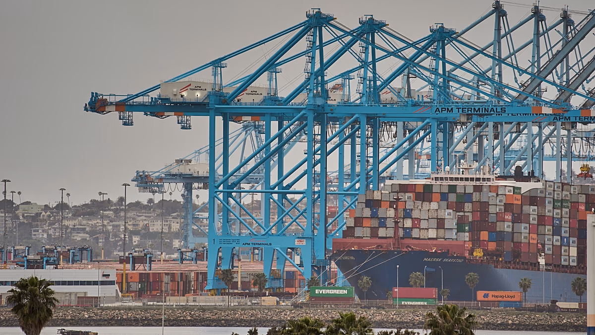Der Gewinn von Maersk geht stark zurück, da das Unternehmen trotz der Ungewissheit über Hormuz an seiner Prognose festhält