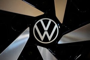 Der Gewinn von Volkswagen sinkt, da der Automobilhersteller weitere Kostensenkungen signalisiert