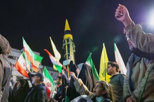 Der Iran sei „in Parolen gefangen“, als die Atomgespräche mit den USA nach einer Pattsituation auf See ins Stocken gerieten, sagt ein ehemaliger Diplomat