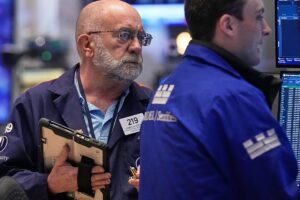 Der Ölpreis fällt unter 100 US-Dollar, während die Märkte steigen, da die USA und der Iran kurz vor einer Einigung stehen