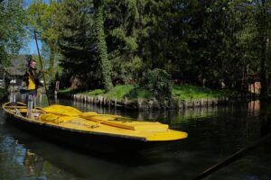 Deutschlands Grachtendorf hält 129-jährige Tradition des Postversands per Schiff am Leben Im Spreewald nimmt Postangestellte Andrea Bunar die Postzustellung per Kahn wieder auf und setzt damit eine 129-jährige Tradition im Dorf Lehde fort. 30.04.2026