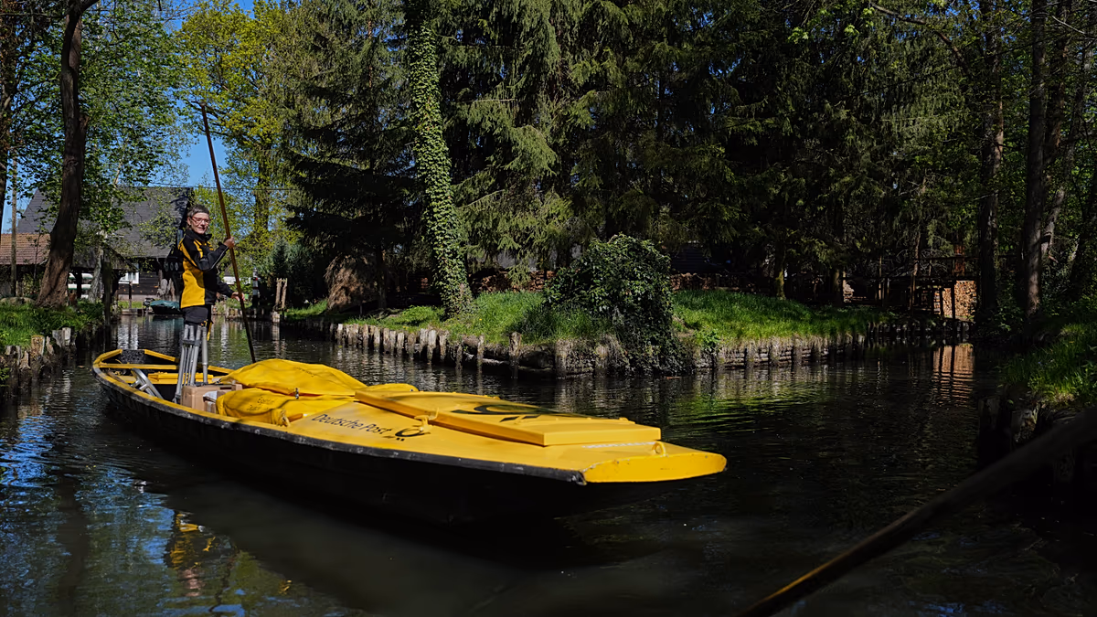 Deutschlands Grachtendorf hält 129-jährige Tradition des Postversands per Schiff am Leben Im Spreewald nimmt Postangestellte Andrea Bunar die Postzustellung per Kahn wieder auf und setzt damit eine 129-jährige Tradition im Dorf Lehde fort. 30.04.2026