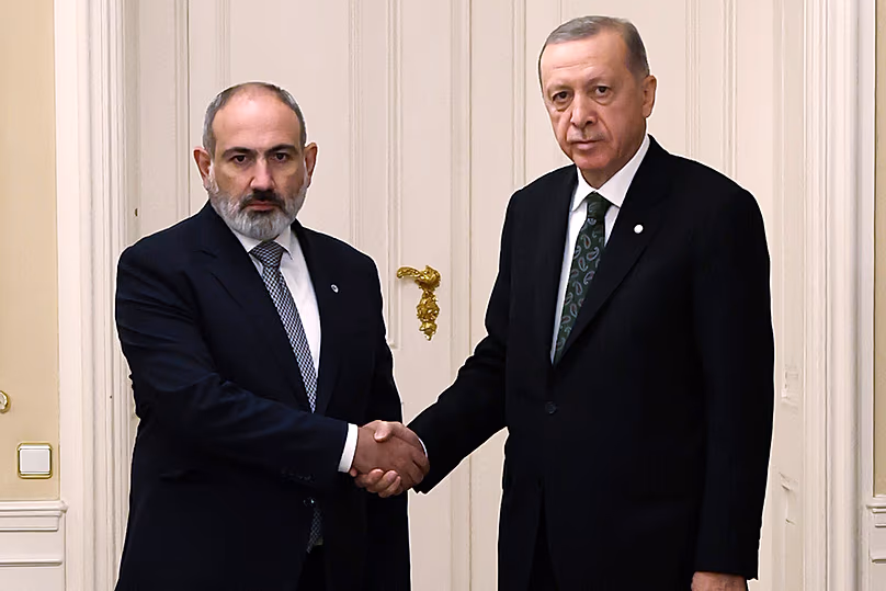 Der türkische Präsident Recep Tayyip Erdoğan und der armenische Premierminister Nikol Pashinyan auf der Prager Burg in Prag, 6. Oktober 2022