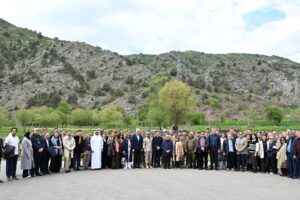 Diplomaten begutachten den Wiederaufbau Karabachs, während sich Frieden einstellt