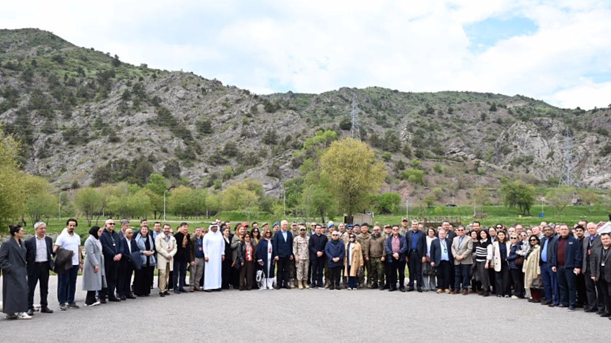 Diplomaten begutachten den Wiederaufbau Karabachs, während sich Frieden einstellt