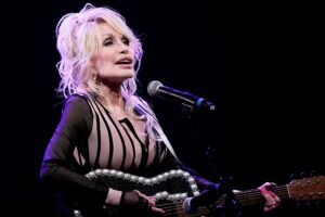 Dolly Parton sagt ihren Aufenthalt in Las Vegas aus gesundheitlichen Gründen ab – beruhigt die Fans aber mit einem Update