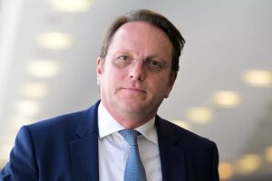 EU gibt Ungarns Várhelyi-Spionageermittlung in Brüssel frei
