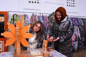 Ein lebendiges Handwerk – wie Seide vom Kokon bis zum Stoff entsteht