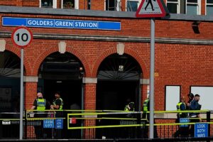 Großbritannien stuft die Terrorgefahr auf „schwer“ ein, nachdem im Norden Londons zwei jüdische Männer erstochen wurden