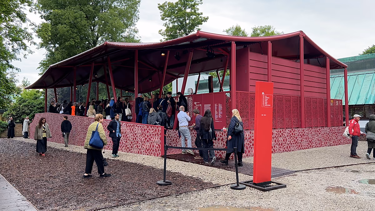 In der Ausstellung der Biennale von Venedig in Katar über Gastfreundschaft, Migration und Zugehörigkeit