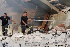 Israelischer Luftangriff tötet im Südlibanon trotz fragilem Waffenstillstand vier Menschen und verletzt 33. Israelischer Luftangriff trifft Haus in Saksakieh trotz Waffenstillstand, tötet vier und verletzt 33, während Razzien im Südlibanon Ängste vor einer erneuten Eskalation schüren. 05.07.2026