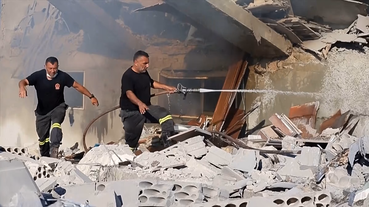 Israelischer Luftangriff tötet im Südlibanon trotz fragilem Waffenstillstand vier Menschen und verletzt 33. Israelischer Luftangriff trifft Haus in Saksakieh trotz Waffenstillstand, tötet vier und verletzt 33, während Razzien im Südlibanon Ängste vor einer erneuten Eskalation schüren. 05.07.2026