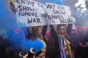 Italien: Femen und Pussy Riot protestieren gegen Russlands Rückkehr zur Biennale von Venedig Die Biennale von Venedig 2026 eröffnete am Mittwoch die Pressevorführungen mit Protesten vor dem russischen Pavillon und markierte damit die Rückkehr Moskaus seit der Invasion der Ukraine im Jahr 2022. 05.06.2026