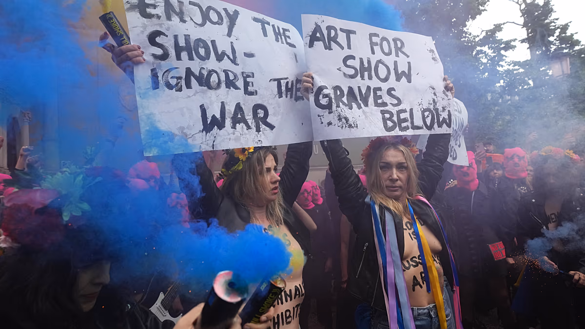 Italien: Femen und Pussy Riot protestieren gegen Russlands Rückkehr zur Biennale von Venedig Die Biennale von Venedig 2026 eröffnete am Mittwoch die Pressevorführungen mit Protesten vor dem russischen Pavillon und markierte damit die Rückkehr Moskaus seit der Invasion der Ukraine im Jahr 2022. 05.06.2026