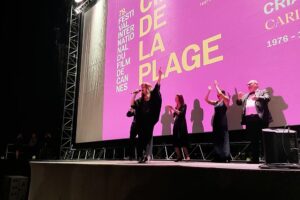 Jeanette lässt Kultfilmhymne wieder aufleben "Por qué te vas" in Cannes Jeanette, die Stimme hinter dem legendären Lied „Porque te vas“ aus „Cría Cuervos“ von 1976, leitete die Feierlichkeiten in Cannes, als Frankreich das 50-jährige Jubiläum des Films mit einer restaurierten Vorführung und Live-Aufführung bei den Filmfestspielen von Cannes feierte. 21.05.2026
