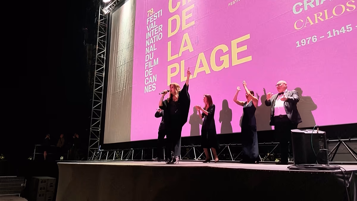Jeanette lässt Kultfilmhymne wieder aufleben "Por qué te vas" in Cannes Jeanette, die Stimme hinter dem legendären Lied „Porque te vas“ aus „Cría Cuervos“ von 1976, leitete die Feierlichkeiten in Cannes, als Frankreich das 50-jährige Jubiläum des Films mit einer restaurierten Vorführung und Live-Aufführung bei den Filmfestspielen von Cannes feierte. 21.05.2026
