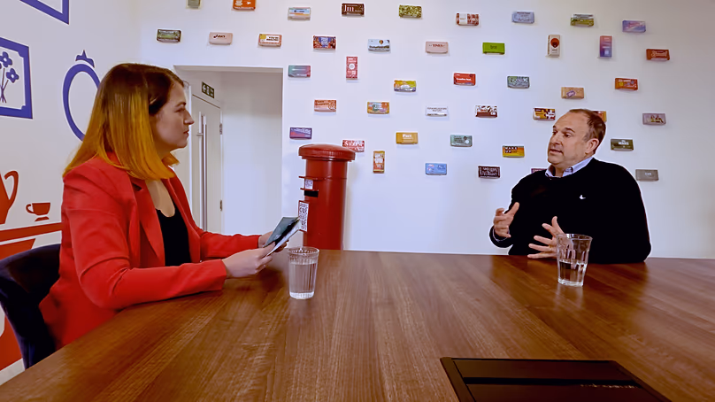 Douglas Lamont, CEO von Tony's Chocolonely, begleitete Hannah Brown bei The Big Question.