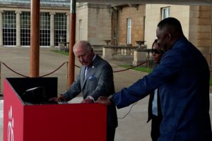 König Charles und Idris Elba teilen sich die DJ-Bühne bei der königlichen Gartenparty