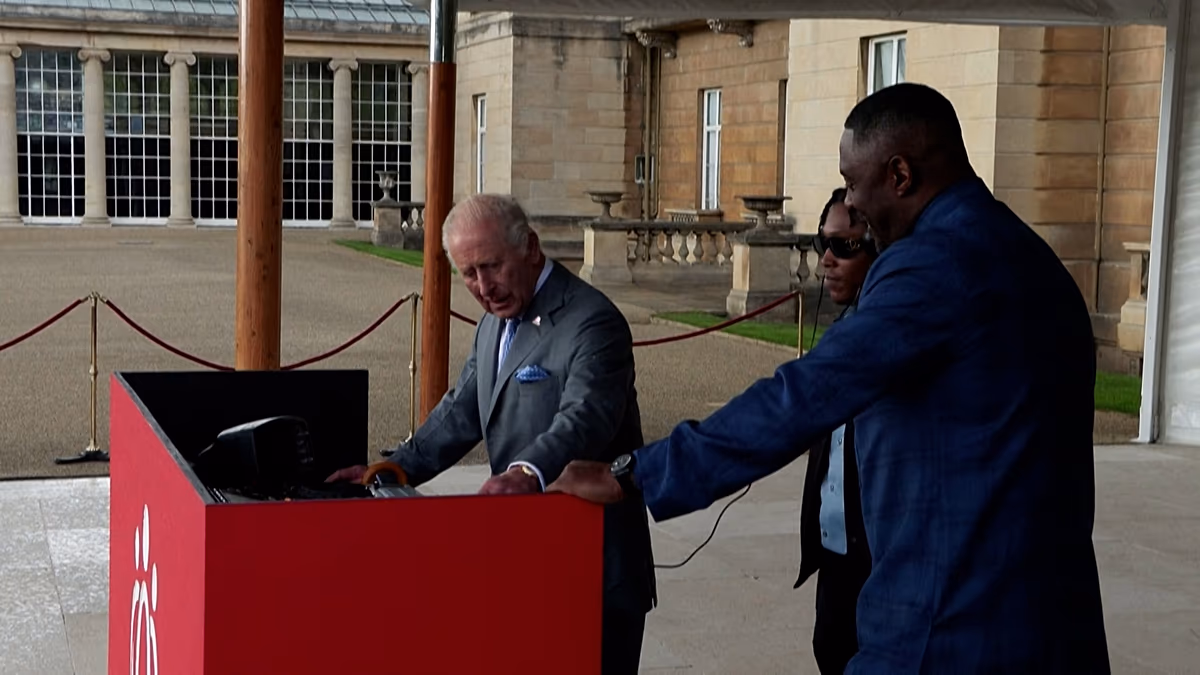 König Charles und Idris Elba teilen sich die DJ-Bühne bei der königlichen Gartenparty