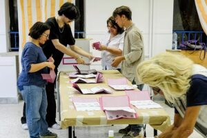 Kommunalwahlen: Über 6 Millionen Italiener nehmen an Bürgermeisterumfragen teil, die für Meloni eine neue Bewährungsprobe darstellen