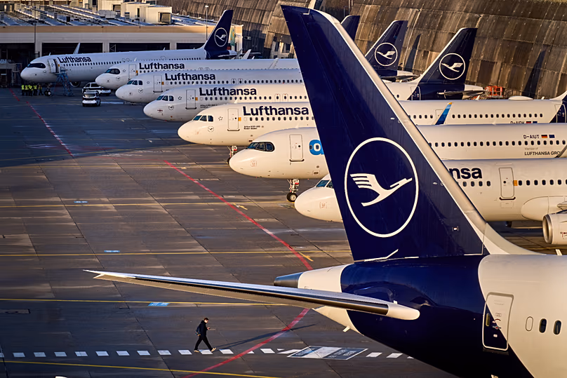 Geparkte Lufthansa-Flugzeuge am Flughafen Frankfurt, Deutschland, 12. März 2026