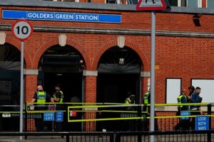 Mann wird wegen versuchten Mordes wegen Messerangriffen auf jüdische Männer in London angeklagt