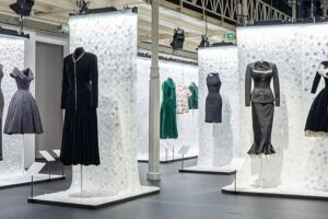 Meister bei der Arbeit: Neues Buch vereint die Haute Couture von Azzedine Alaïa und Christian Dior
