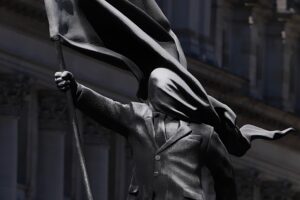 Menschenmassen versammeln sich im Zentrum von London, nachdem Banksy die neue Statue bestätigt hat