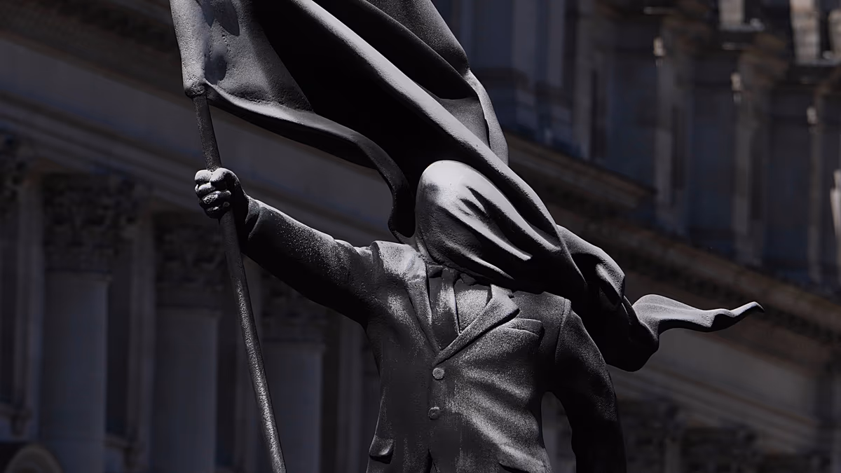 Menschenmassen versammeln sich im Zentrum von London, nachdem Banksy die neue Statue bestätigt hat