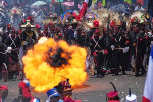 Mexiko feiert den 164. Jahrestag der Schlacht von Puebla mit einer historischen Nachstellung. Am Dienstag, dem 5. Mai 2026, feierte Mexiko den 164. Jahrestag der Schlacht von Puebla, wobei Hunderte von Teilnehmern die Schlacht von 1862 in Mexiko-Stadt nachstellten. 05.06.2026