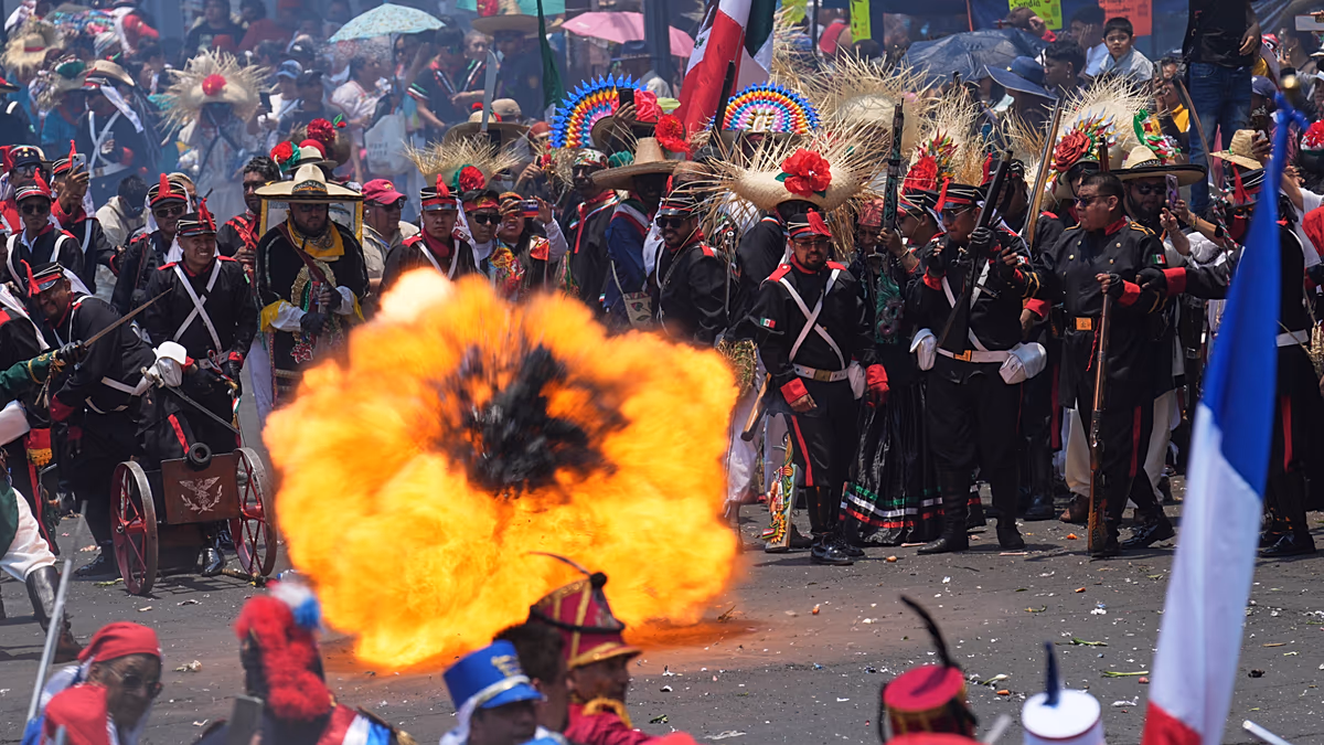 Mexiko feiert den 164. Jahrestag der Schlacht von Puebla mit einer historischen Nachstellung. Am Dienstag, dem 5. Mai 2026, feierte Mexiko den 164. Jahrestag der Schlacht von Puebla, wobei Hunderte von Teilnehmern die Schlacht von 1862 in Mexiko-Stadt nachstellten. 05.06.2026
