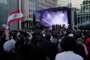 Paris veranstaltet französisch-libanesische Musikveranstaltung zur Unterstützung der humanitären Krise im Libanon. Frankreich veranstaltete am Donnerstagabend im Arab World Institute in Paris ein großes Benefizkonzert für den Libanon, bei dem sich mehrere Hundert Menschen versammelten, um vom Konflikt betroffene Zivilisten zu unterstützen. 21.05.2026
