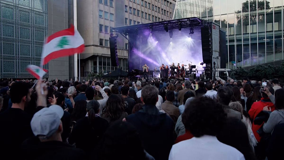 Paris veranstaltet französisch-libanesische Musikveranstaltung zur Unterstützung der humanitären Krise im Libanon. Frankreich veranstaltete am Donnerstagabend im Arab World Institute in Paris ein großes Benefizkonzert für den Libanon, bei dem sich mehrere Hundert Menschen versammelten, um vom Konflikt betroffene Zivilisten zu unterstützen. 21.05.2026