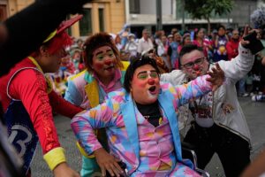 Peruanische Clowns füllen die Straßen von Lima bei der jährlichen Parade zum Tag des Lachens Peru feierte am 25. Mai seinen jährlichen Clowntag, als Hunderte von Künstlern mit roten Nasen und bunten Perücken durch das historische Zentrum von Lima marschierten und die Plaza de Armas in eine lebhafte Musikbühne verwandelten. 26.05.2026