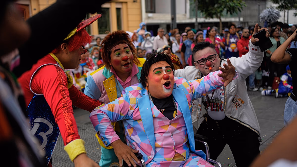 Peruanische Clowns füllen die Straßen von Lima bei der jährlichen Parade zum Tag des Lachens Peru feierte am 25. Mai seinen jährlichen Clowntag, als Hunderte von Künstlern mit roten Nasen und bunten Perücken durch das historische Zentrum von Lima marschierten und die Plaza de Armas in eine lebhafte Musikbühne verwandelten. 26.05.2026