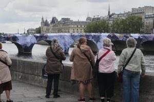 Pont Neuf ist erneut verpackt: Der Künstler JR installiert monumentale, temporäre Arbeiten