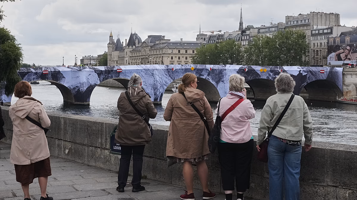 Pont Neuf ist erneut verpackt: Der Künstler JR installiert monumentale, temporäre Arbeiten