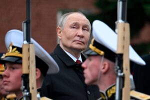 Putin schwört den Sieg in der Ukraine und nimmt die NATO bei Moskaus verkleinerter Parade ins Visier