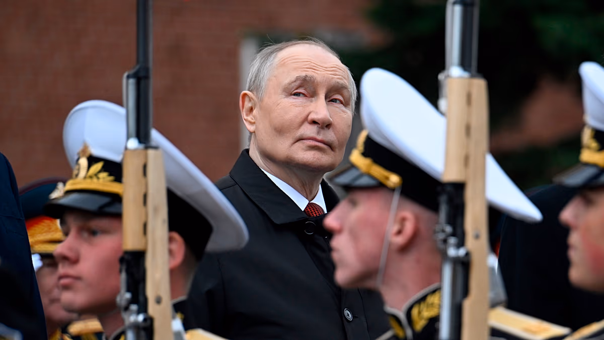 Putin schwört den Sieg in der Ukraine und nimmt die NATO bei Moskaus verkleinerter Parade ins Visier