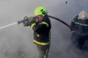 Russische gezielte Bombenangriffe töten mindestens 26 Zivilisten in der gesamten Ukraine Die Ukraine gab an, dass bei russischen Angriffen am Dienstag, dem 5. Mai 2026, mindestens 26 Menschen getötet wurden, wobei die größten Verluste in Saporischschja und Kramatorsk zu verzeichnen waren. 05.06.2026