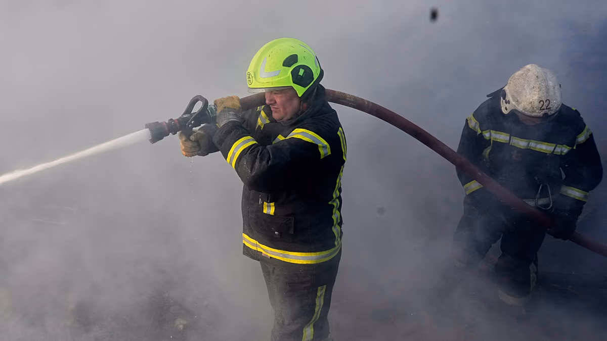 Russische gezielte Bombenangriffe töten mindestens 26 Zivilisten in der gesamten Ukraine Die Ukraine gab an, dass bei russischen Angriffen am Dienstag, dem 5. Mai 2026, mindestens 26 Menschen getötet wurden, wobei die größten Verluste in Saporischschja und Kramatorsk zu verzeichnen waren. 05.06.2026