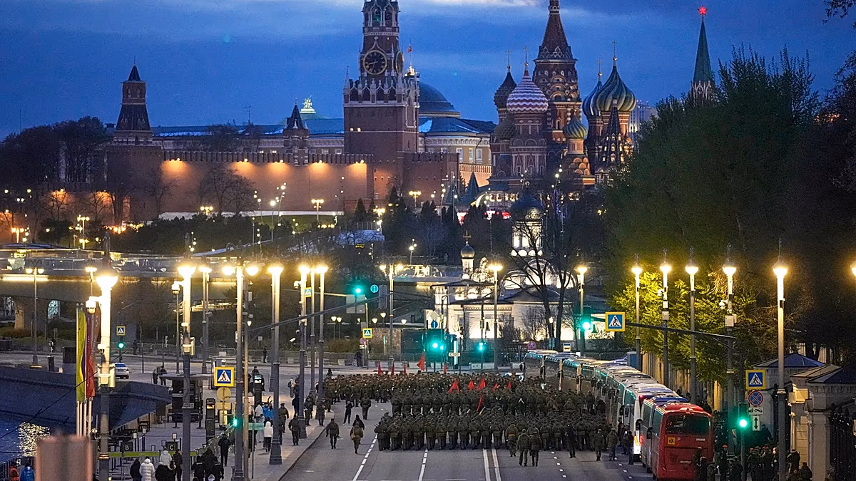 Russland erklärt einseitig einen Waffenstillstand am Tag des Sieges, während Selenskyj einen eigenen Waffenstillstand anstrebt